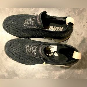 Women’s NIKE AIR VAPORMAX FLYKNIT in black and cream. Comfy!